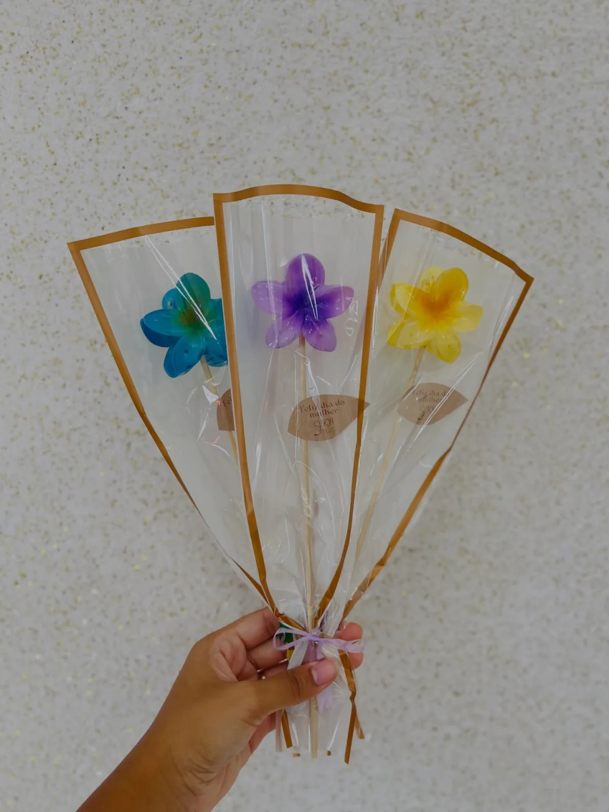 Flores de papel com detalhes dourados, lembrança do SEJA